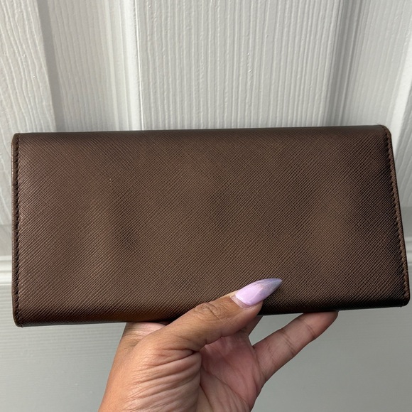 Salvatore Ferragamo Gancini Continental Wallet. - Picture 14 of 16